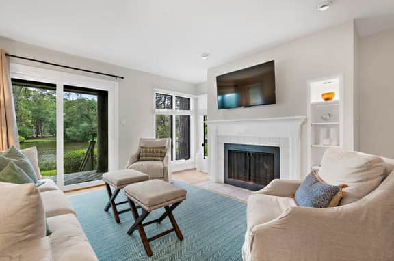 Centrally located, popular neighborhood - Image 4