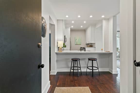 Great Location, popular East Beach neighborhood - Image 3