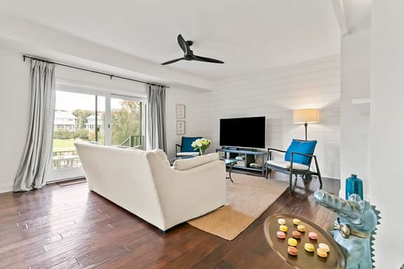 Great Location, popular East Beach neighborhood - Image 5