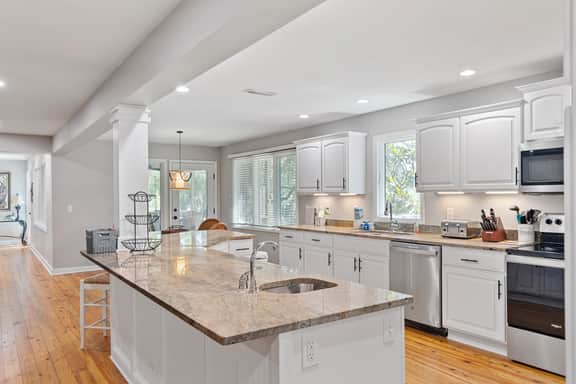 New listing, community pool, easy beach access! - Image 2