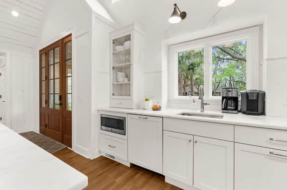 Charming cottage in popular neighborhood - Image 5