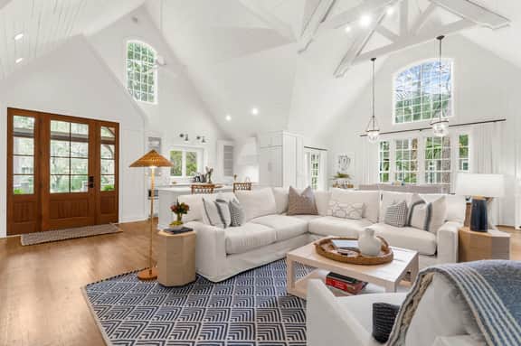 Charming cottage in popular neighborhood - Image 4
