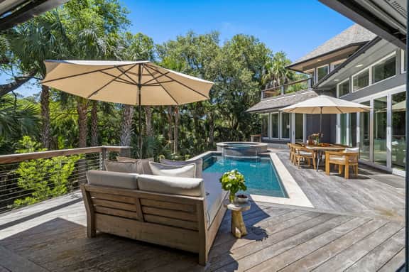 Stunning renovated new property, pool and easy beach access - Image 2