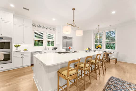 New build home with sparkling pool - Image 4