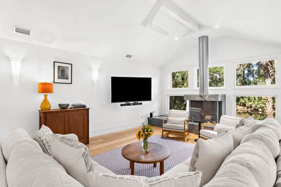Yards to the beach, stunning new reno - Image 2