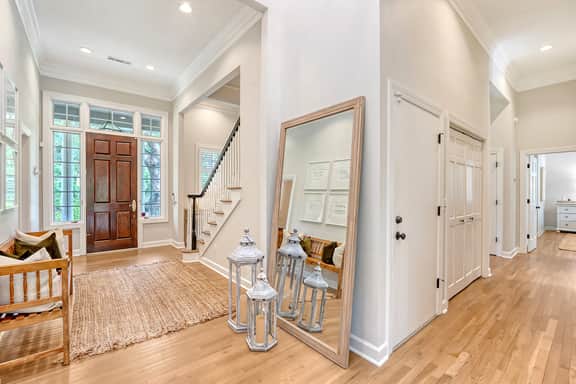 Fresh, new reno, central, pool! - Image 5