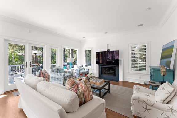 Spacious home, easy beach access - Image 4