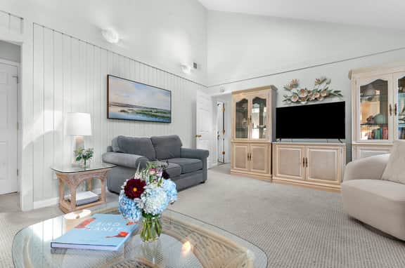 Yards to the beach, charming cottage - Image 4