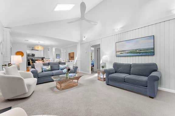 Yards to the beach, charming cottage - Image 3