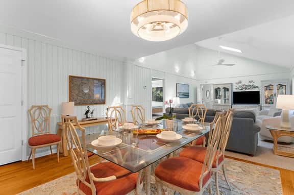 Yards to the beach, charming cottage - Image 5
