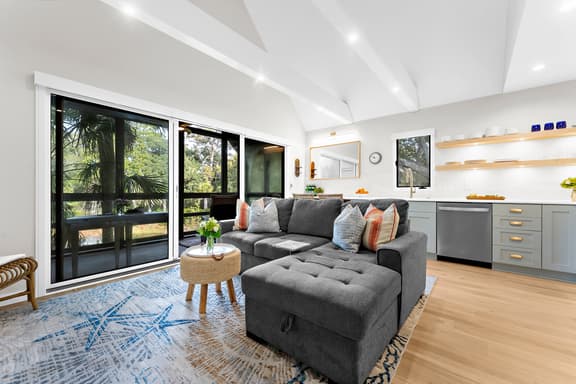 New reno, easy beach access, lagoon view