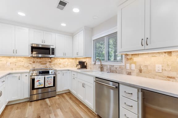 Charming cottage yards to beach and recent reno
