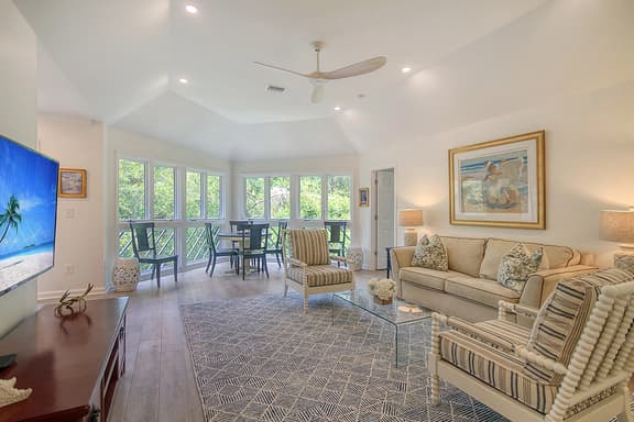 Spacious Tennis Villa, central location