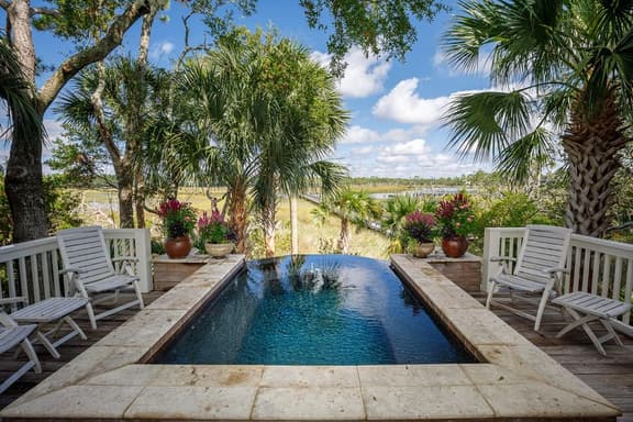 New to rental market, private dock, amazing view!