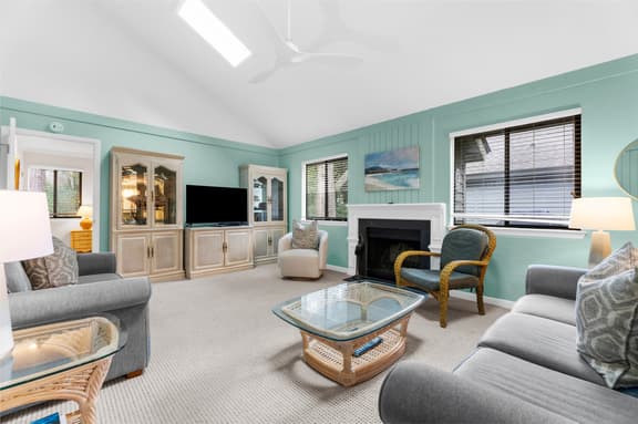 Yards to the beach, charming cottage
