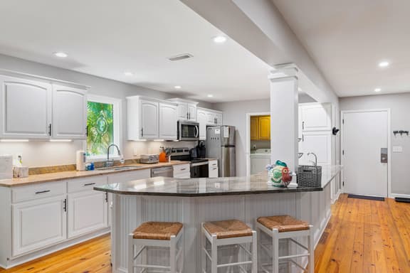 New listing, community pool, easy beach access! - Image 1