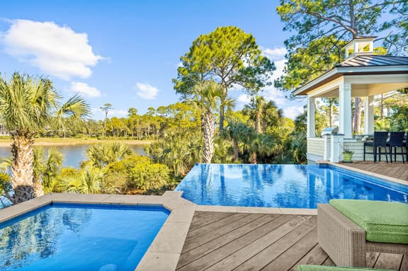 Pristine getaway with tranquil views - Image 1