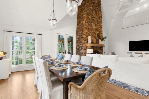 Charming cottage in popular neighborhood - Image 1
