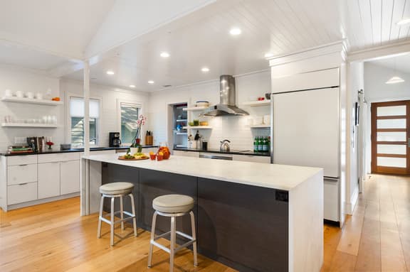 Yards to the beach, stunning new reno - Image 1