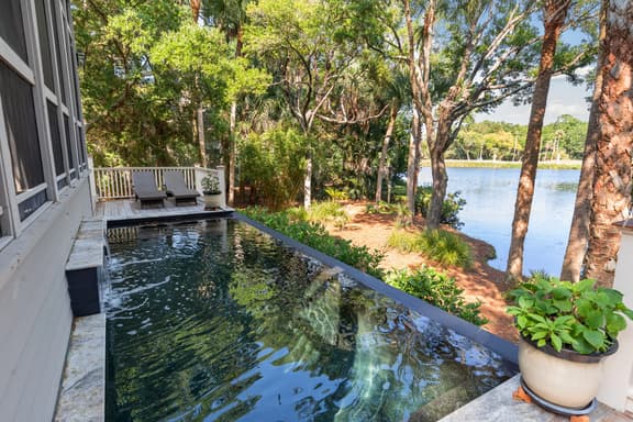Fresh, new reno, central, pool! - Image 1