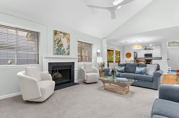 Yards to the beach, charming cottage - Image 1
