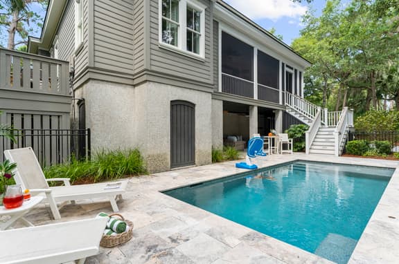 Brand new pool, central location - Image 1